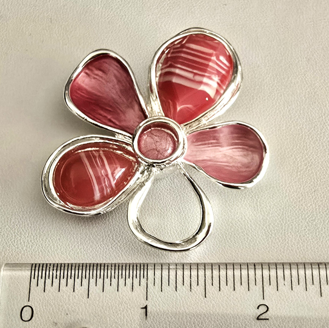 Dazzling Daisy Magnetic Brooch with a glasses holder