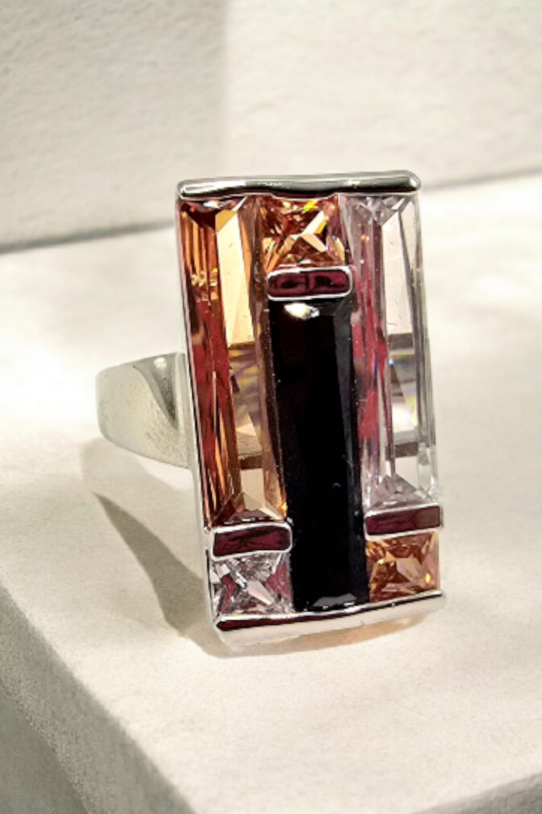 Clean Art-Deco Ring Modern Design